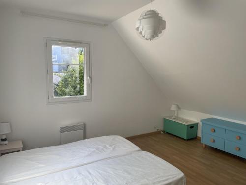 Una habitación blanca con una cama y una ventana en Grande Villa avec Jardin, Proche Plage et Centre de Villers-sur-Mer - FR-1-487-310, en Villers-sur-Mer