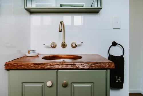 Dapur atau dapur kecil di Hepburn Retreat at Valley View, Ilford NSW