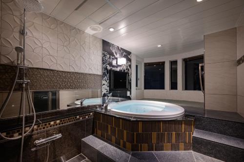 前橋市にあるHOTEL STAR RESORT aromaの広いバスルーム(バスタブ、シャワー付)