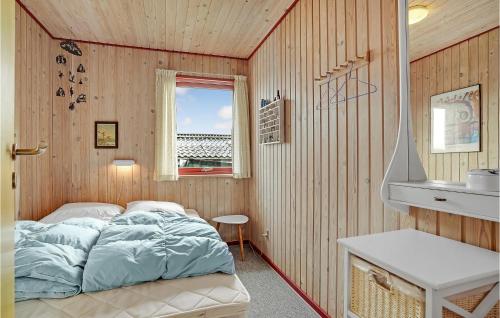 1 dormitorio con 1 cama en una pared de madera en 3 Bedroom Lovely Home In Bjert, en Binderup Strand