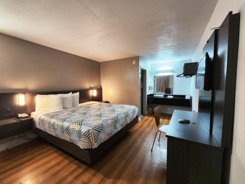 Habitación de hotel con cama y escritorio en Motel 6 North Little Rock, AR-JFK Blvd en North Little Rock