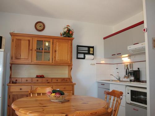 - une cuisine avec une table en bois et un bol de fruits dans l'établissement Maison proche plage et commerces, 2 chambres, jardin, parking privé - FR-1-22-209, à La Tranche-sur-Mer