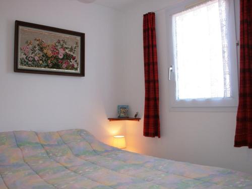 um quarto com uma cama e uma janela em Maison La Tranche-sur-Mer, 3 pièces, 4 personnes - FR-1-22-209 em La Tranche-sur-Mer