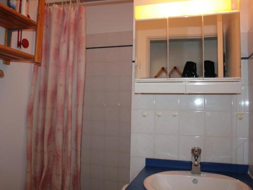 een badkamer met een wastafel en een spiegel bij Maison La Tranche-sur-Mer, 3 pièces, 4 personnes - FR-1-22-209 in La Tranche-sur-Mer