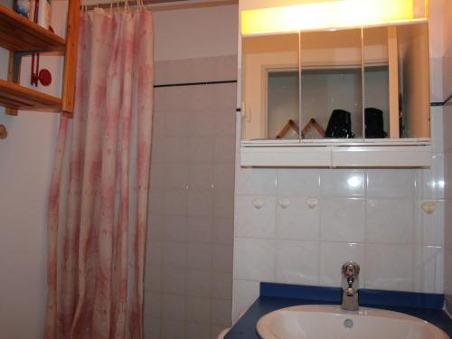 une salle de bain avec un lavabo et un miroir dans l'établissement Maison proche plage et commerces, 2 chambres, jardin, parking privé - FR-1-22-209, à La Tranche-sur-Mer