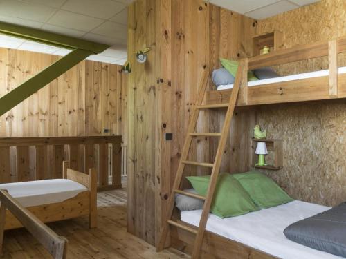 a room with bunk beds and a ladder at Gîte charmant avec grand jardin, terrasse et wifi, proche Vichy, idéal famille et animaux bienvenus - FR-1-489-260 in Jenzat