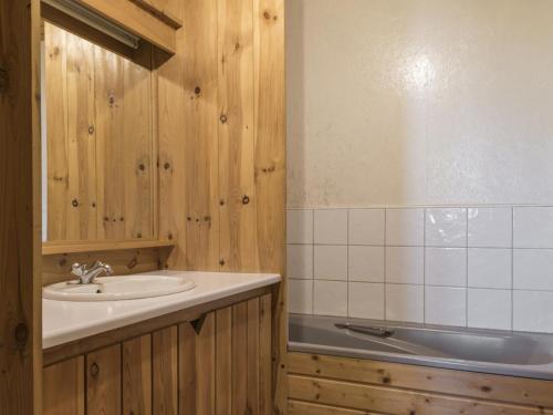 a bathroom with a sink and a bath tub at Gîte charmant avec grand jardin, terrasse et wifi, proche Vichy, idéal famille et animaux bienvenus - FR-1-489-260 in Jenzat