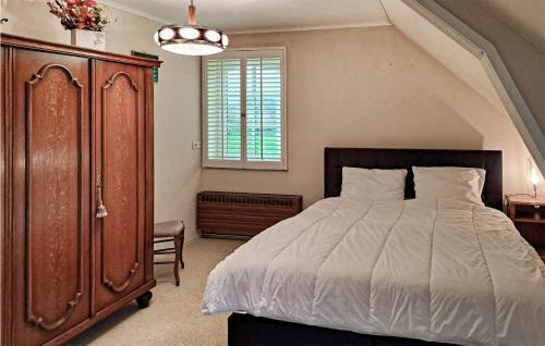 ein Schlafzimmer mit einem großen Bett und einem Fenster in der Unterkunft 2 Bedroom Gorgeous Home In Ijzendijke in IJzendijke