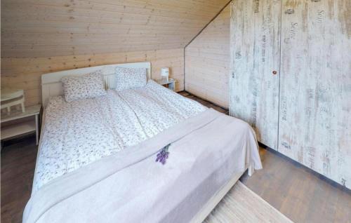 sypialnia z łóżkiem w drewnianym domku w obiekcie Lovely Home In Karwia With Wifi w Karwii