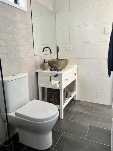 Koupelna v ubytování Stylish Guest Suite in Everton Hills