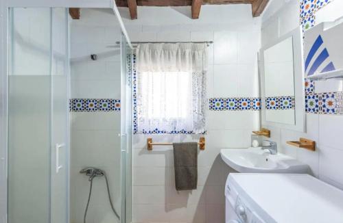 baño blanco con ducha y lavamanos en 6 bedrooms villa with private pool furnished garden and wifi at Montefrio, en Montefrío