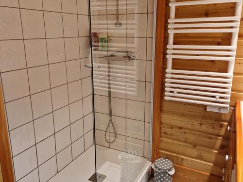 um chuveiro com uma porta de vidro na casa de banho em Appartement Les Arcs 1800, 2 pièces, 4 personnes - FR-1-346-549 em Arc 1800