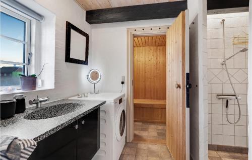 uma casa de banho com um lavatório e uma máquina de lavar roupa em Lovely Home In Fan With Sauna em Sønderho