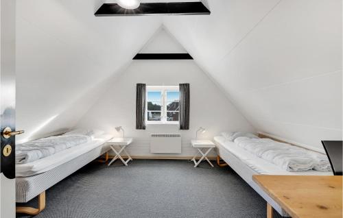 um quarto no sótão com 3 camas e um espelho em Lovely Home In Fan With Sauna em Sønderho