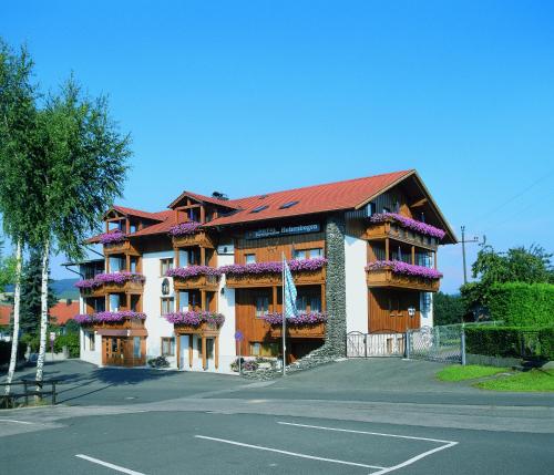 ein Gebäude mit Blumen auf den Balkonen an einer Straße in der Unterkunft Genusshotel Hohenbogen in Neukirchen beim Heiligen Blut