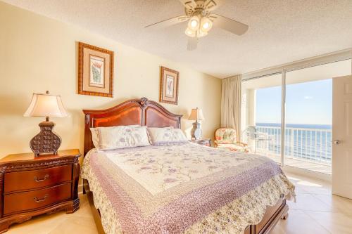 um quarto com uma cama e vista para o oceano em Majestic Beach Resort Tower 2- 801 em Panama City Beach