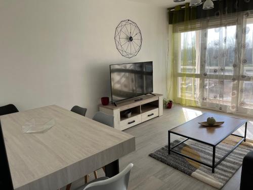 TV a/nebo společenská místnost v ubytování Appartement proche de la plage Aytre