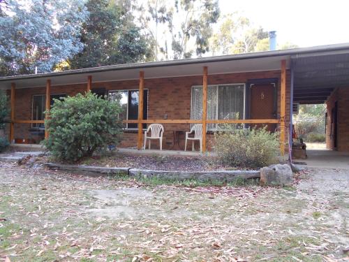 a house with a table and chairs in front of it at Grampians View Cottages and Units in Halls Gap