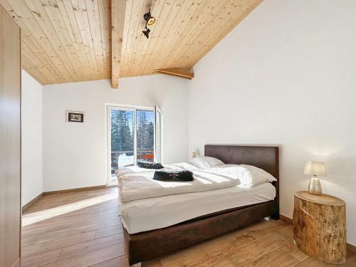 1 dormitorio con 1 cama grande y techo de madera en Chalet Familial Les Girolles aux portes d'Anzère, en Arbaz
