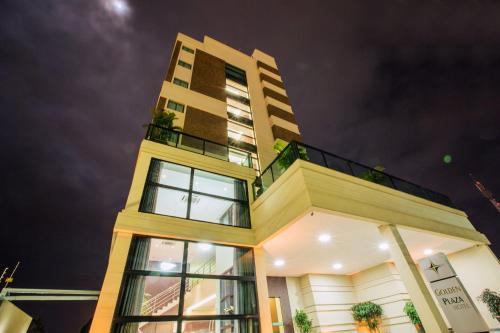 ein hohes Gebäude mit Balkon darüber in der Unterkunft Golden Plaza Hotel in Porto Velho