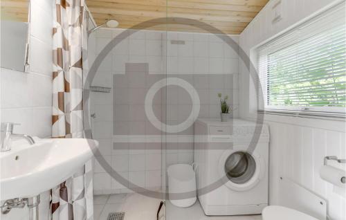 a bathroom with a washing machine and a sink at Cozy Home In Nrre Nebel With Wifi in Nørre Nebel