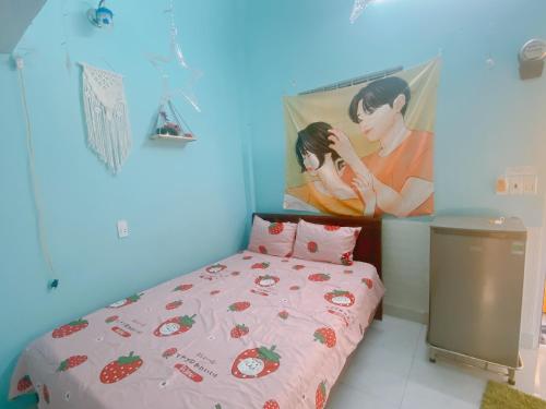 Phương Trang Hotel Vũng Tàu في فنغ تاو: غرفة نوم بسرير وصورة لسيدة