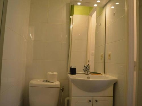 ein Badezimmer mit einem Waschbecken, einem WC und einem Spiegel in der Unterkunft Appartement Argelès-sur-Mer, 1 pièce, 2 personnes - FR-1-225-235 in Argelès-sur-Mer