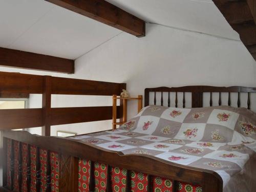 um quarto com uma cama com uma cabeceira de madeira em Appartement Fleury-Saint-Pierre-la-Mer, 1 pièce, 5 personnes - FR-1-229D-222 em Saint Pierre La Mer