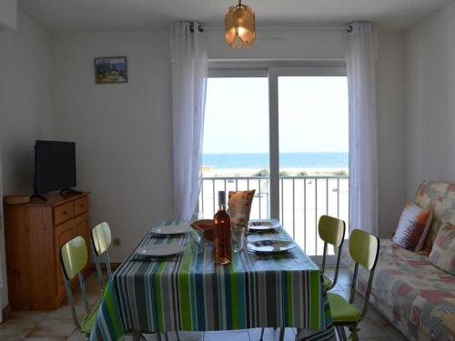 une salle à manger avec une table et une vue sur l'océan dans l'établissement Appt 2 pièces, 200m plage, parking privé, animaux acceptés - Saint Pierre la Mer - FR-1-229D-233, à Saint Pierre La Mer