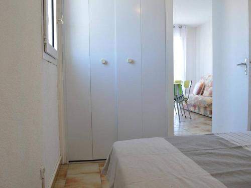 - une chambre avec un placard blanc et un lit dans l'établissement Appt 2 pièces, 200m plage, parking privé, animaux acceptés - Saint Pierre la Mer - FR-1-229D-233, à Saint Pierre La Mer