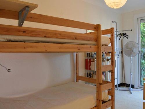 une chambre avec deux lits superposés dans une pièce dans l'établissement Appartement 3 pièces avec terrasse, calme, proche plage et commerces, 2 étoiles Meublé de Tourisme - FR-1-229D-214, à Saint Pierre La Mer