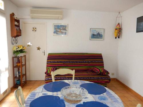 un salon avec une table et un canapé dans l'établissement Pavillon climatisé, proche plage, 6 couchages, patio, parking privé, Port-la-Nouvelle - FR-1-229C-382, à Port-la-Nouvelle