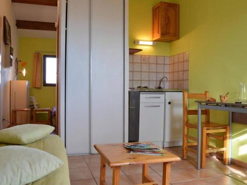 - une cuisine avec un canapé et une table dans une chambre dans l'établissement Appart 2 pièces avec balcon - 800m de la plage et parking privé - FR-1-229D-280, à Saint Pierre La Mer