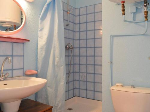 une salle de bain avec un lavabo, des toilettes et une douche dans l'établissement Appart 2 pièces avec balcon - 800m de la plage et parking privé - FR-1-229D-280, à Saint Pierre La Mer