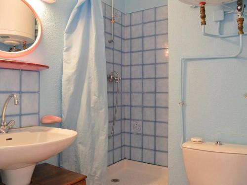 a bathroom with a sink and a toilet and a shower at Appartement Fleury-Saint-Pierre-la-Mer, 2 pièces, 4 personnes - FR-1-229D-280 in Saint Pierre La Mer