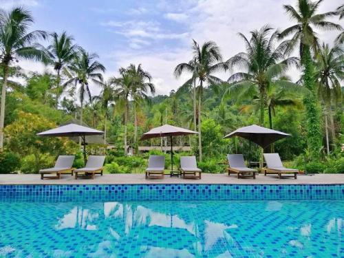 Bazén v ubytování Jungle Koh Kood Resort nebo v jeho okolí