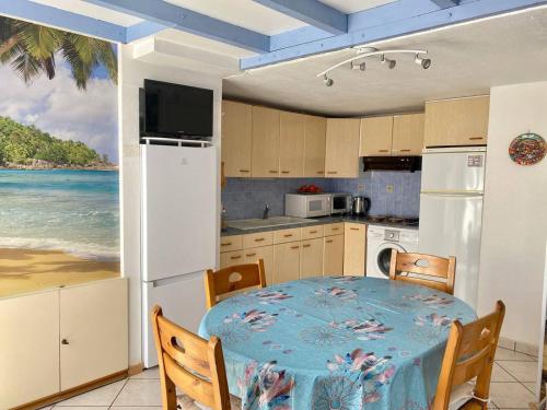 une cuisine avec une table et une cuisine avec l'océan dans l'établissement Pavillon climatisé à Argelès-sur-Mer, 4 pers., proche plages et commerces, parking privé - FR-1-388-6, à Argelès-sur-Mer