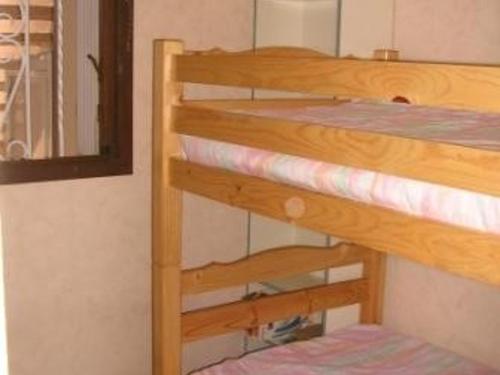 quelques lits superposés dans une chambre dans l'établissement Appartement T2 avec Terrasse et Parking Privé à Marseillan, Animaux Admis - FR-1-326-486, à Marseillan