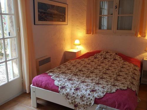 une chambre avec un lit dans une pièce avec deux fenêtres dans l'établissement Mas avec 3 chambres, jardin, piscine, tennis et proche plage à La Croix-Valmer - FR-1-100-152, à La Croix-Valmer