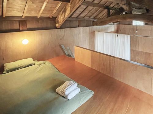 a room with a bed with towels on it at Akizuki Casa-Kura in Asakura