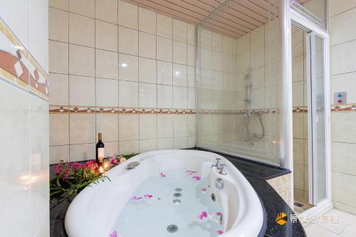 un bagno con grande vasca e doccia di Fu Bao Motel a Città di Hualien