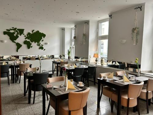 a restaurant with tables and chairs in a room at Boutique-garni Hotel Papillon in Kempen