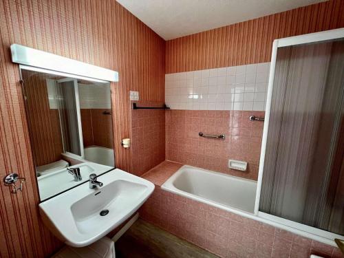 une salle de bain avec un lavabo et une baignoire dans l'établissement Studio cosy à Quiberon, 27m², 1er étage, 3 pers, animaux admis, parking, face mer - FR-1-478-98, à Quiberon