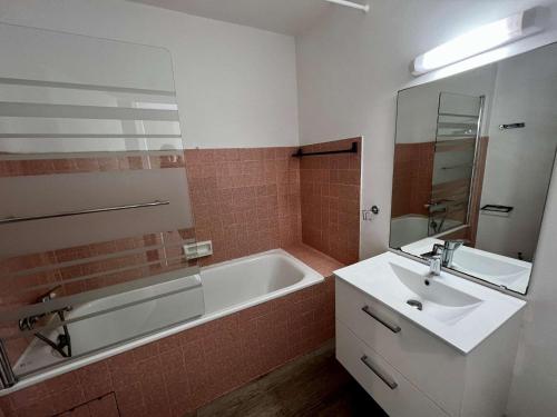 une salle de bain avec une baignoire et un lavabo et une baignoire dans l'établissement Studio cosy à Quiberon, 27m², proche mer, parking, animaux admis - FR-1-478-111, à Quiberon