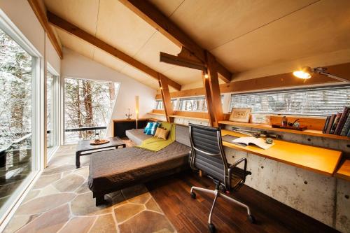 高山市にあるSumiya Rakusuitei - Vacation STAY 16647vのベッド、デスク、椅子が備わる客室です。