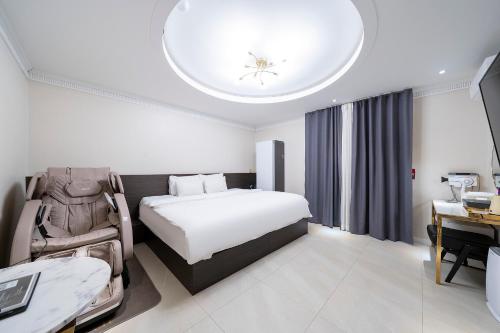 Katil atau katil-katil dalam bilik di KNox Hotel