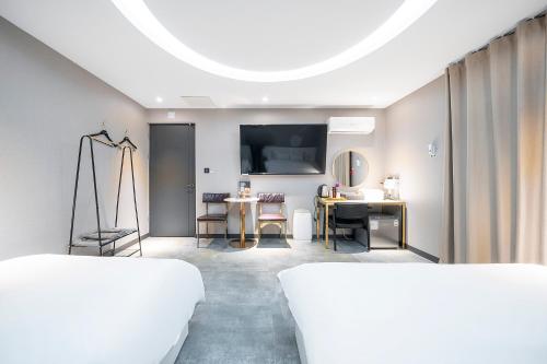 Katil atau katil-katil dalam bilik di KNox Hotel