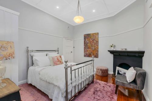 Una cama o camas en una habitación de Carcoola