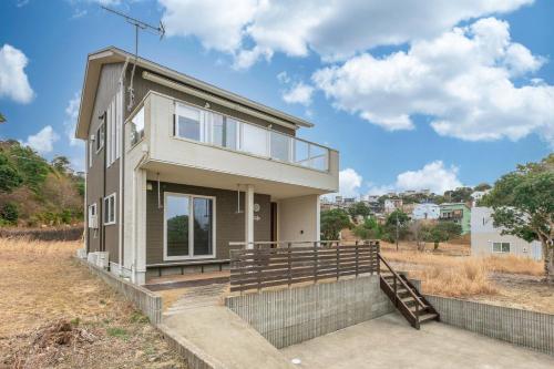 a house on the side of a field at ふくろう庵-白浜- in Shirahama
