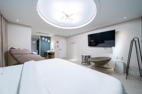 Televisyen dan/atau pusat hiburan di KNox Hotel